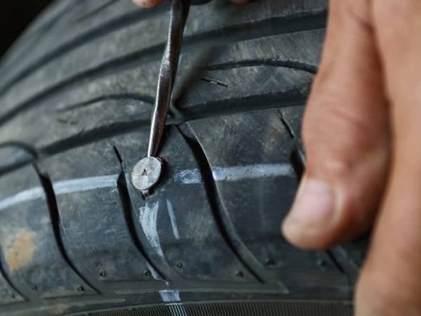 Riparazione PNEUMATICI-GOMME Milano: OFFICINE GULLA' esegue riparazione di gomme  auto anche a Monza, Como, Lecco, Pavia, Bergamo (Lombardia)